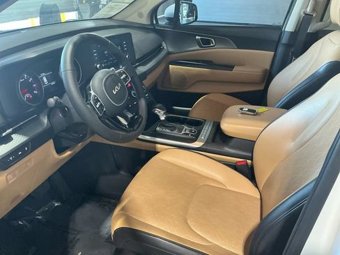 Used 2023 Kia Carnival LX FWD image 6