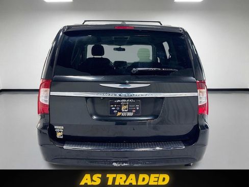 Used 2015 Chrysler Town & Country Touring FWD image 8