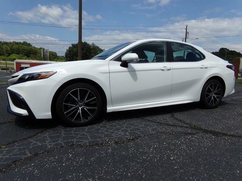 Used 2022 Toyota Camry SE image 1