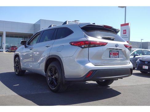 Used 2023 Toyota Highlander LE AWD/4WD image 5