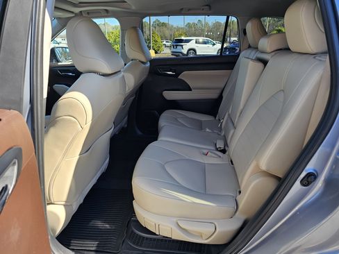 Used 2021 Toyota Highlander XLE image 33