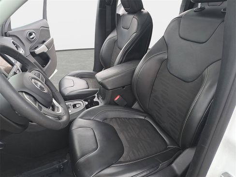 Certified 2022 Jeep Cherokee Latitude w/ Sun & Sound Group image 15