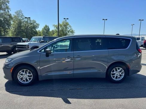 Used 2025 Chrysler Pacifica Select FWD image 4