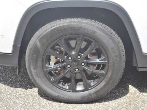 Used 2023 Jeep Cherokee Altitude Lux image 13