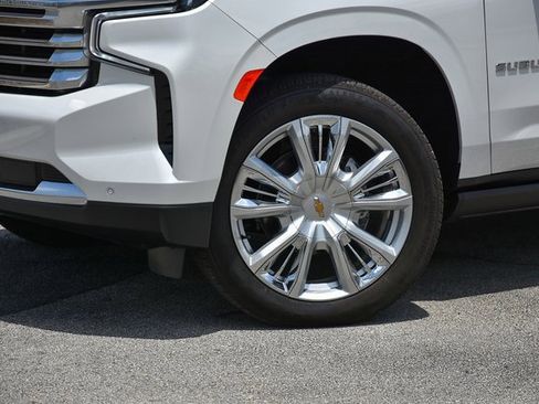 Used 2024 Chevrolet Suburban High Country image 2