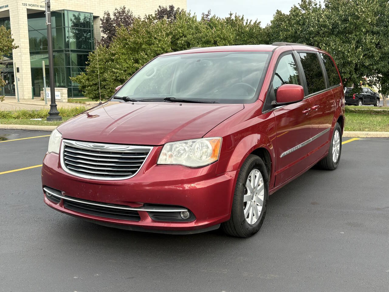Used 2014 Chrysler Town & Country Touring FWD image 3