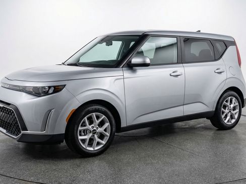 Used 2025 Kia Soul LX w/ LX Technology Package FWD image 3