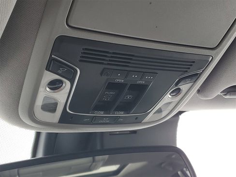 Used 2018 Honda Pilot Elite image 32