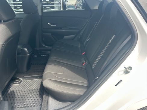 Used 2023 Hyundai Elantra SEL w/ Convenience Package FWD image 10
