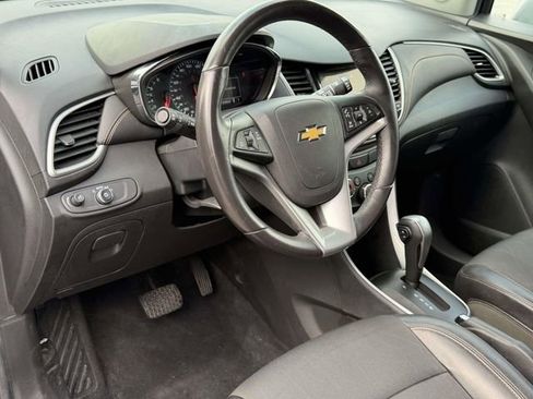 Used 2019 Chevrolet Trax LT w/ LT Convenience Package FWD image 18