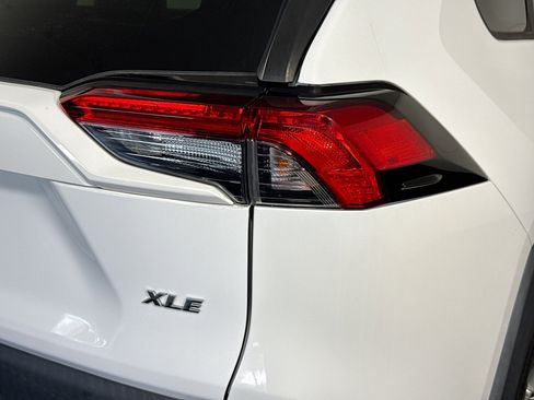 Used 2019 Toyota RAV4 XLE Premium image 31