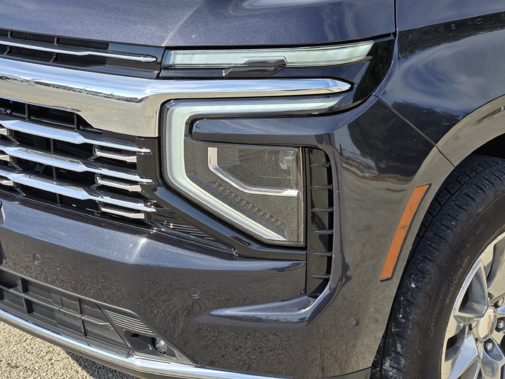Used 2025 Chevrolet Suburban Premier RWD image 9