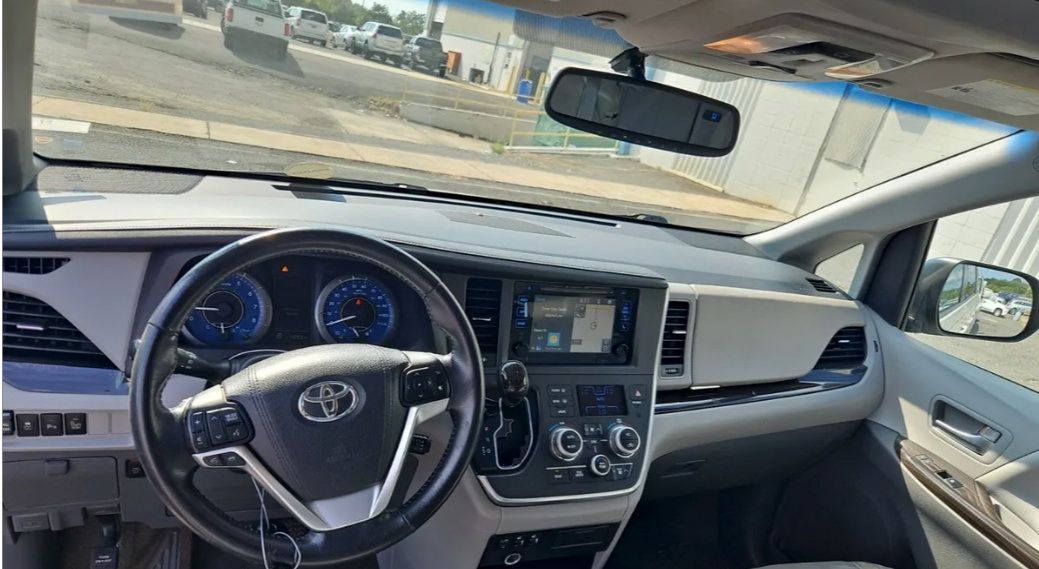 Used 2015 Toyota Sienna XLE w/ XLE Navigation Package FWD image 10
