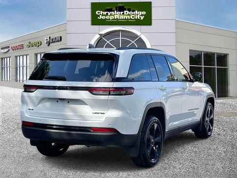 Used 2023 Jeep Grand Cherokee Limited w/ Black Appearance Package AWD/4WD image 6