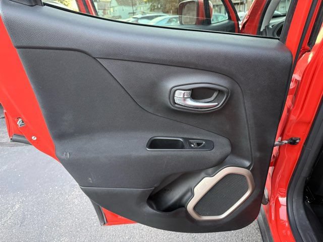 Used 2015 Jeep Renegade Latitude AWD/4WD image 12