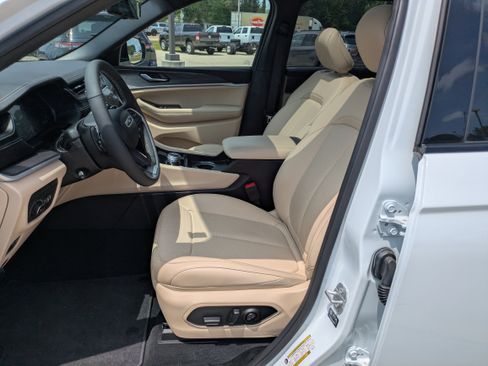 Used 2025 Jeep Grand Cherokee L Limited w/ Luxury Tech Group II AWD/4WD image 7