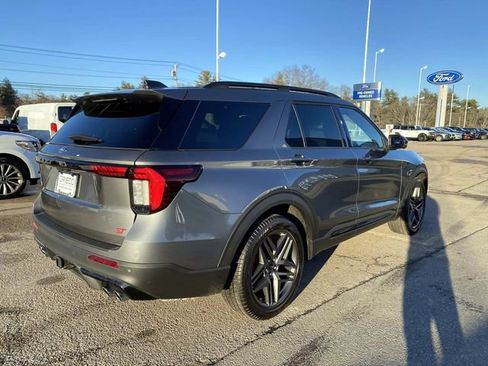 Used 2025 Ford Explorer ST image 3