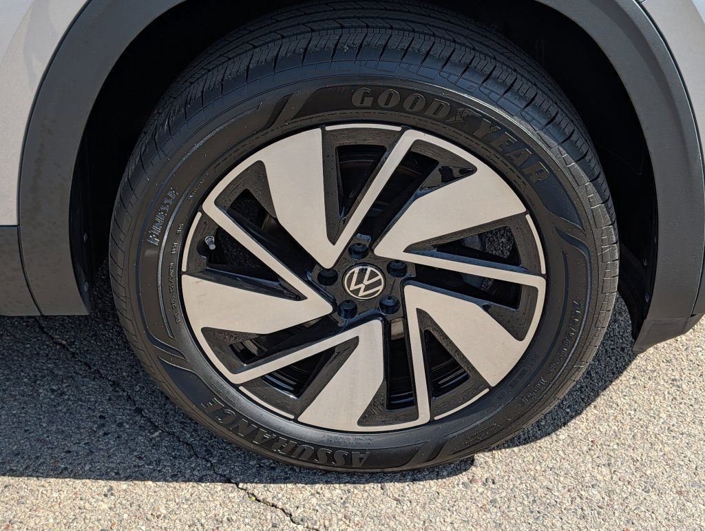 Used 2025 Volkswagen Atlas SE AWD/4WD image 17