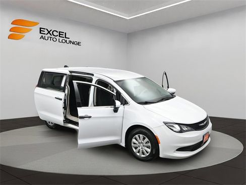 Used 2021 Chrysler Voyager L image 53