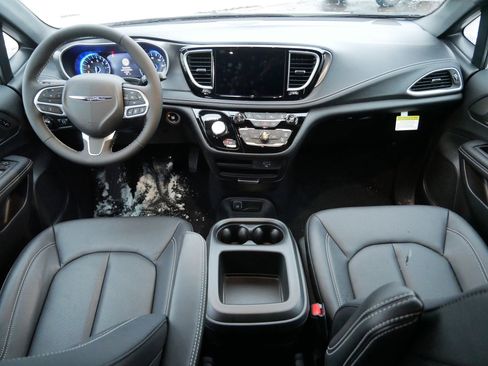 New 2026 Chrysler Pacifica Select image 9