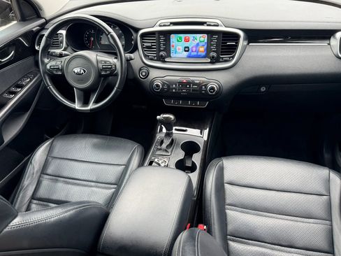 Used 2018 Kia Sorento EX image 2