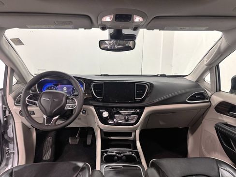 Used 2024 Chrysler Pacifica Limited FWD image 2