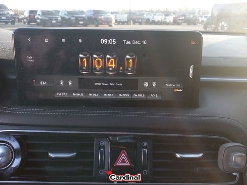 Used 2022 Genesis G70 2.0T image 28