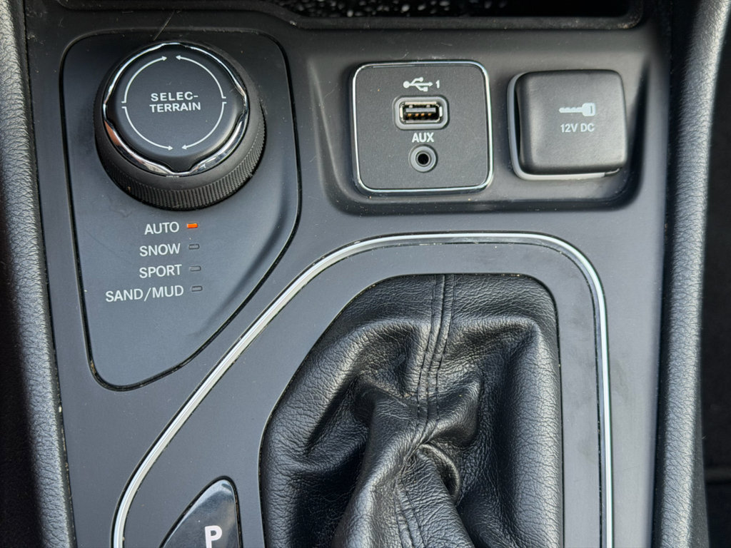Used 2020 Jeep Cherokee Latitude AWD/4WD image 14
