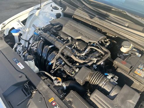 Used 2025 Hyundai Elantra Limited image 47