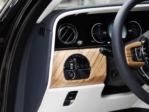 Used 2025 Rolls-Royce Cullinan image 17