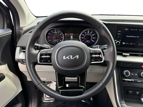 Used 2024 Kia Carnival LX FWD image 12