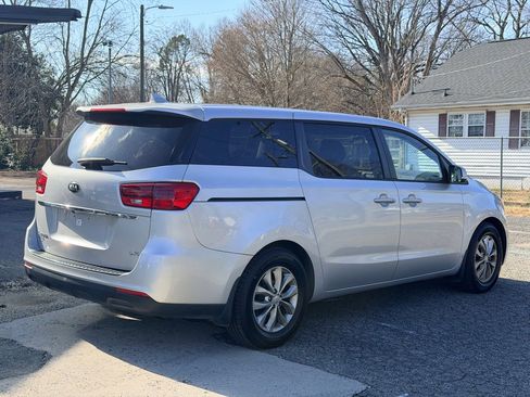 Used 2019 Kia Sedona LX image 5