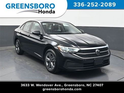 Used 2024 Volkswagen Jetta SE image 1