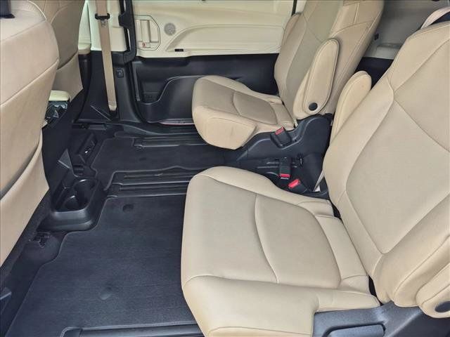 Used 2023 Toyota Sienna XLE FWD image 17