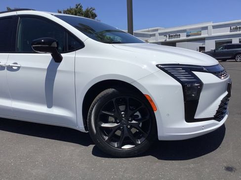 New 2027 Chrysler Pacifica Limited w/ S Appearance Package FWD image 3