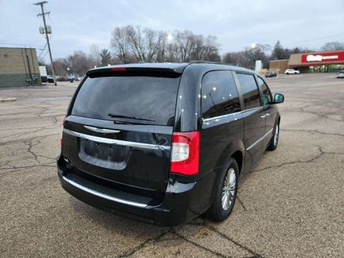 Used 2014 Chrysler Town & Country Touring-L w/ Driver Convenience Group image 4