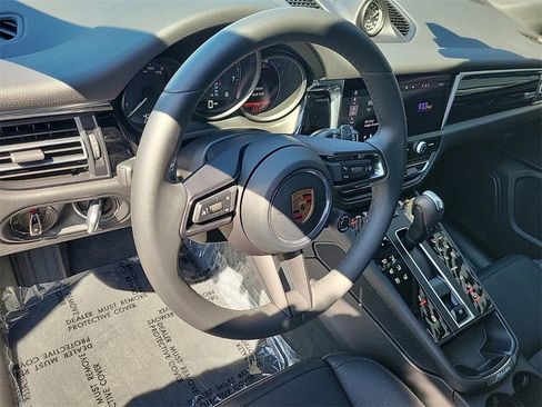 Certified 2025 Porsche Macan AWD/4WD image 4