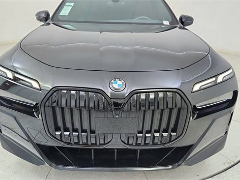 Used 2024 BMW 740i w/ Premium Package image 9