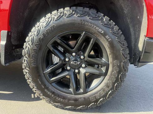 Used 2024 Chevrolet Silverado 1500 Custom Trail Boss w/ Dark Appearance Package image 10