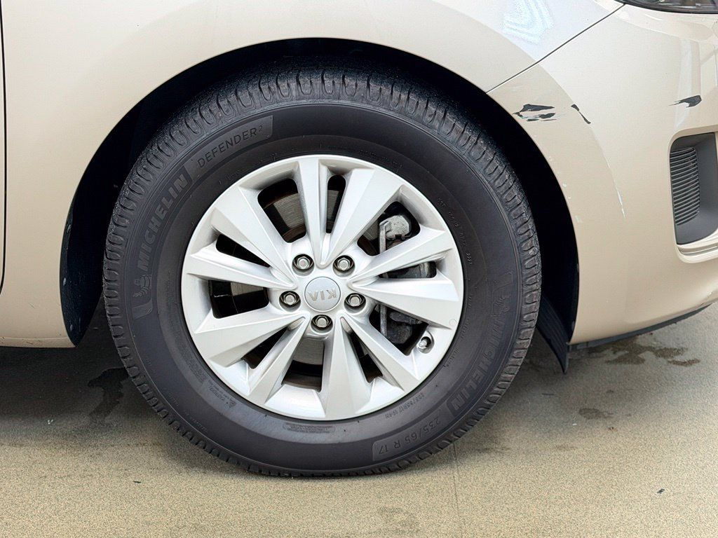 Used 2017 Kia Sedona LX FWD image 4