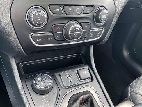 Used 2019 Jeep Cherokee Trailhawk image 32