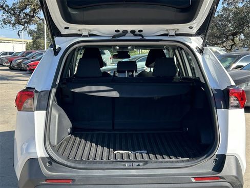 Used 2022 Toyota RAV4 LE image 12