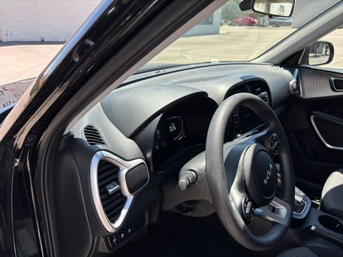 Used 2025 Kia Soul LX w/ LX Technology Package FWD image 28