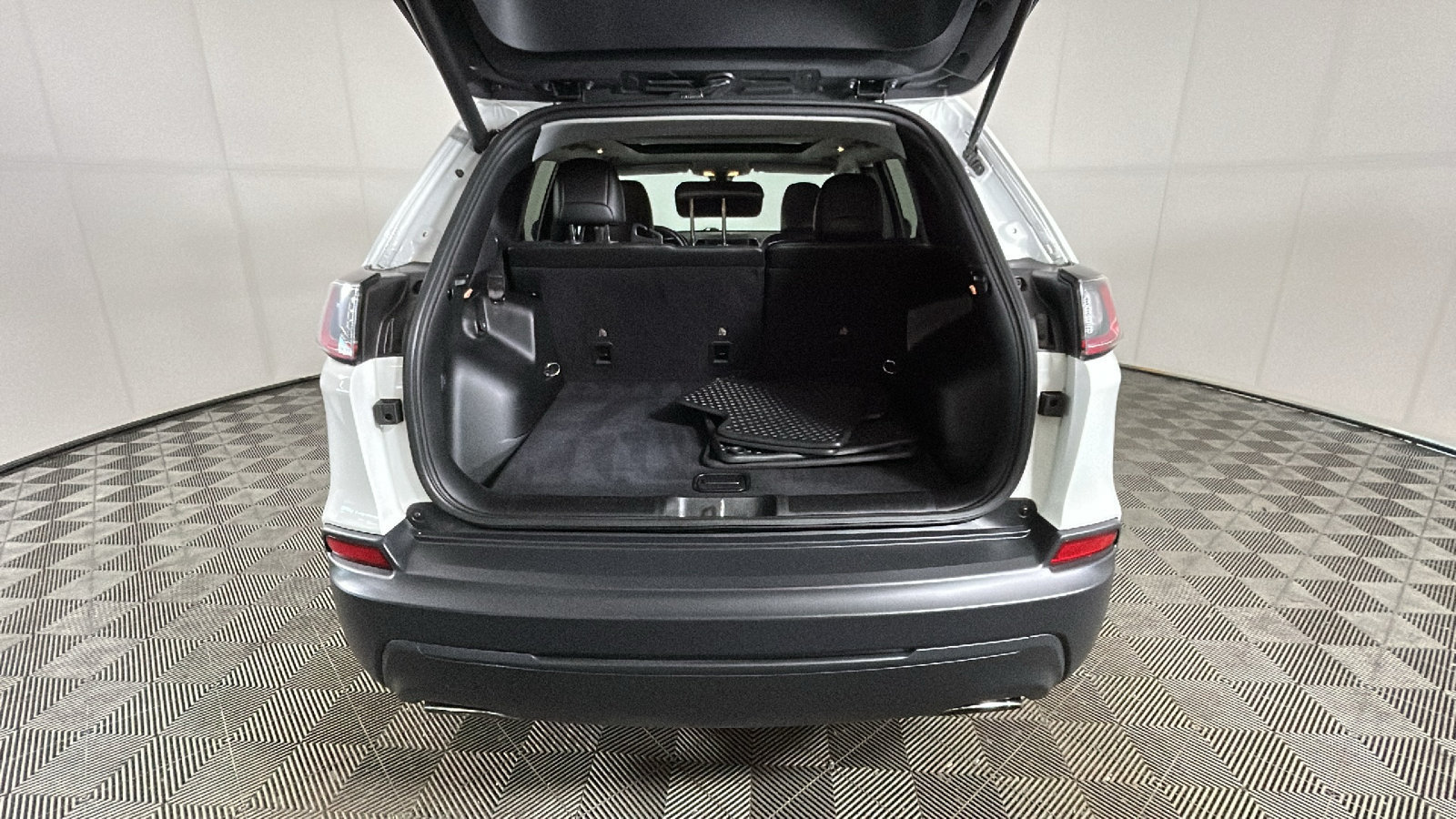 Used 2019 Jeep Cherokee Latitude Plus w/ Comfort/Convenience Group AWD/4WD image 33
