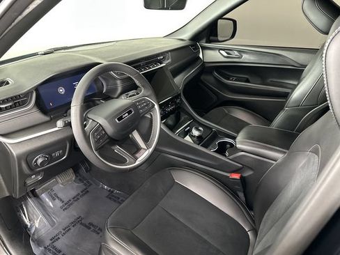 Certified 2025 Jeep Grand Cherokee Altitude AWD/4WD image 3