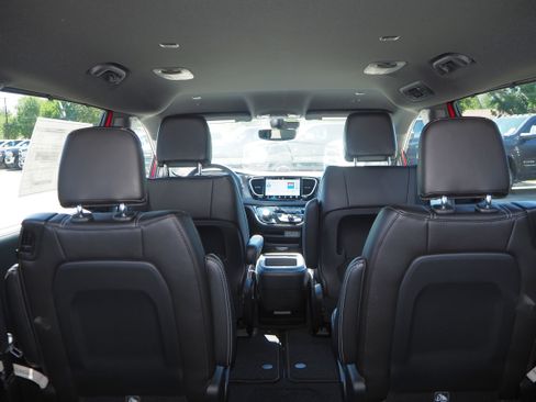 New 2025 Chrysler Voyager LX image 10