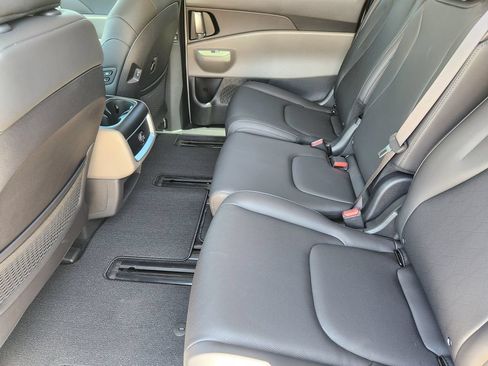 New 2026 Kia Carnival EX FWD image 23