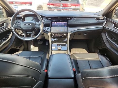 Used 2024 Jeep Grand Cherokee L Limited w/ Luxury Tech Group II AWD/4WD image 11