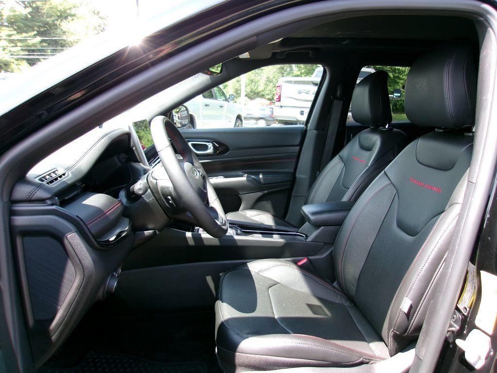 Certified 2025 Jeep Compass Trailhawk w/ Trailhawk Elite Group AWD/4WD image 7