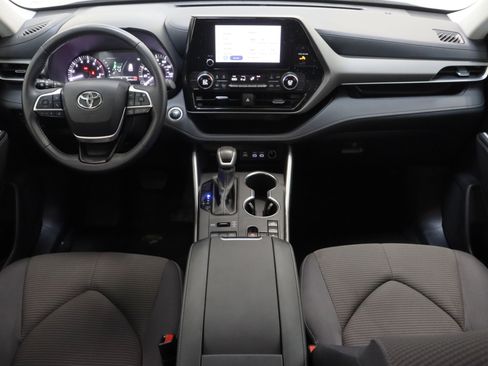 Certified 2025 Toyota Highlander LE image 30